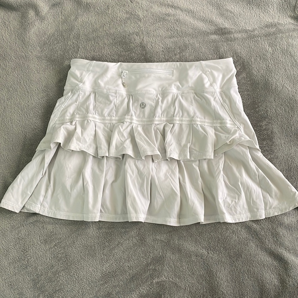 White Lululemon size 4 skort with elastic banding around legs